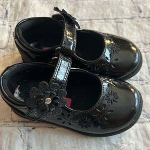 RACHEL SHOES BLACK PATENT VELCRO FLOWER PETAL STRAP AND FLOWER TOP TODDLER 6